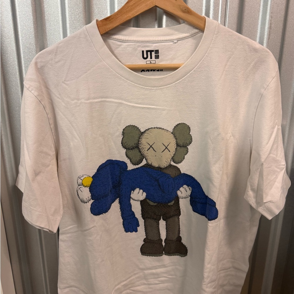 UNI QLO KAWS T-shirt L